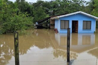 Más de 400 viviendas inundadas en Costa Rica por paso de onda tropical 47