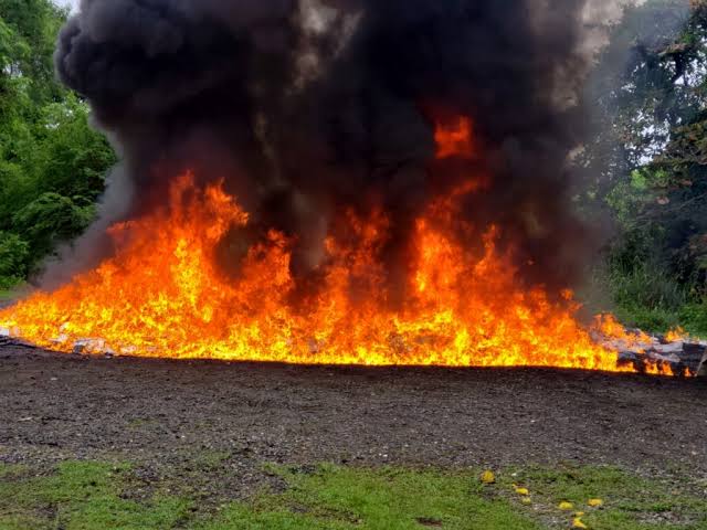 MP incinera más de 21 mil unidades de mercancías incautadas en Elías Piña