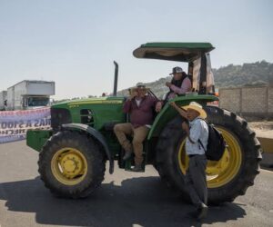 Tractores bloquean carretera en San Juan y provocan largas horas de congestionamiento