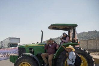 Tractores bloquean carretera en San Juan y provocan largas horas de congestionamiento
