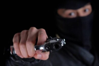 Asaltan a dos policías en La Noriega, Santiago; les roban armas y motocicleta