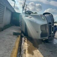 Patana volcada afecta tránsito en la Kennedy; Digesett retira carga y escombros
