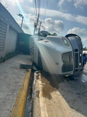 Patana volcada afecta tránsito en la Kennedy; Digesett retira carga y escombros