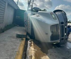Patana volcada afecta tránsito en la Kennedy; Digesett retira carga y escombros