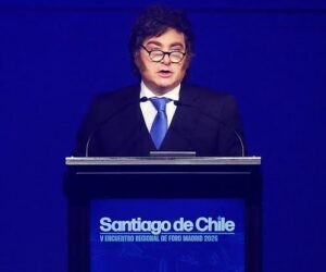 Milei dice que Pedro Sánchez está «más sucio que una papa» y rodeado de «gentuza»