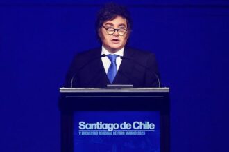 Milei dice que Pedro Sánchez está "más sucio que una papa" y rodeado de "gentuza"