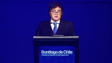 Milei dice que Pedro Sánchez está "más sucio que una papa" y rodeado de "gentuza"