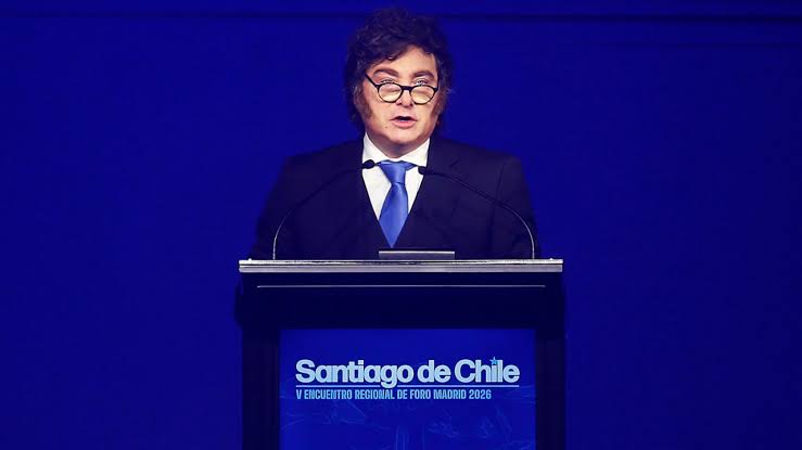 Milei dice que Pedro Sánchez está "más sucio que una papa" y rodeado de "gentuza"