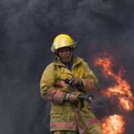 Incendio frente a la UASD destruye edificio y afecta a varias familias