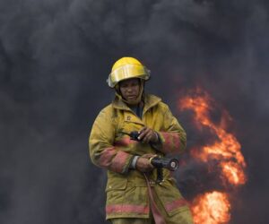 Incendio frente a la UASD destruye edificio y afecta a varias familias