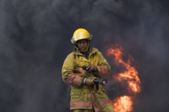 Incendio frente a la UASD destruye edificio y afecta a varias familias