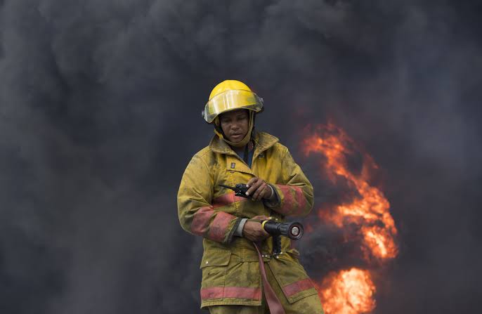 Incendio frente a la UASD destruye edificio y afecta a varias familias