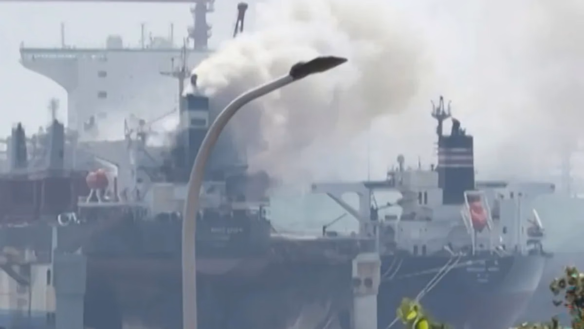 Altas temperaturas y humo complicaron rescate en barco incendiado con 25 muertos en China