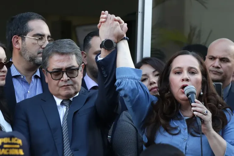 Un juez cierra el caso por fraude y lavado contra expresidente de Honduras indultado en EE.UU.