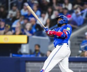 Vladimir Guerrero Jr. sacude jonrón de tres carreras y los Azulejos blanquean a Cleveland