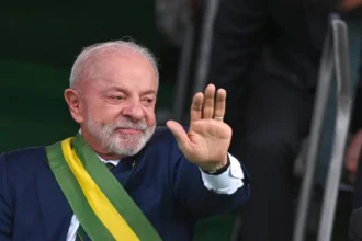 Lula da Silva lidera las elecciones Brasil con 39 %, pero Flávio Bolsonaro acorta distancia