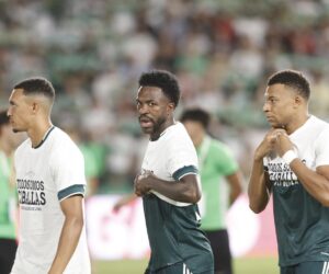 Vinícius, Mbappé y Konaté retiran antes de tiempo la camiseta de apoyo a Ceuta durante el partido del Real Madrid