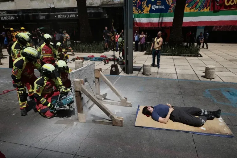 México realiza un segundo simulacro nacional en el aniversario de sus catastróficos terremotos