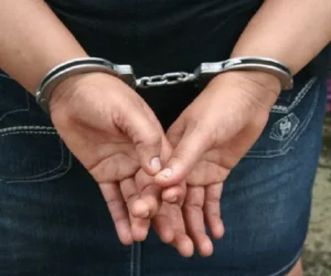 Policía detiene en Azua a mujer de 75 años señalada por presuntas estafas mediante uso de burundanga