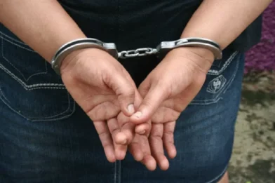 Policía detiene en Azua a mujer de 75 años señalada por presuntas estafas mediante uso de burundanga. Puedes leer: #DeÚltimoMinuto