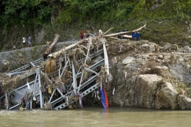 Nepal y China elevan a 1.003 los muertos por la riada y buscan a más de 4.400 desaparecidos