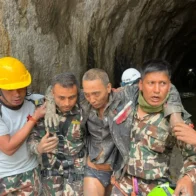 Rescatan con vida a dos personas 11 días después de las riadas en Nepal