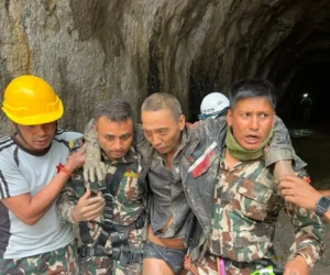 Rescatan con vida a dos personas 11 días después de las riadas en Nepal