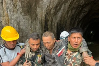 Rescatan con vida a dos personas 11 días después de las riadas en Nepal