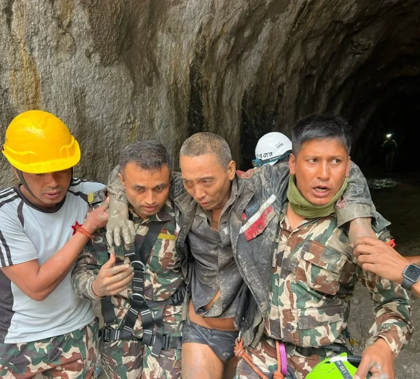 Rescatan con vida a dos personas 11 días después de las riadas en Nepal