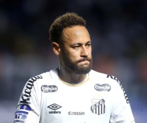Neymar cuestiona el estado de la cancha tras lesionarse en duelo ante Palmeiras