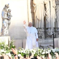 El papa León XIV anima a 80.000 jóvenes en Francia ante las incertidumbres de su generación