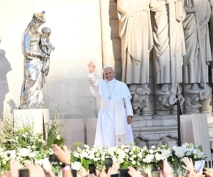 El papa León XIV anima a 80.000 jóvenes en Francia ante las incertidumbres de su generación
