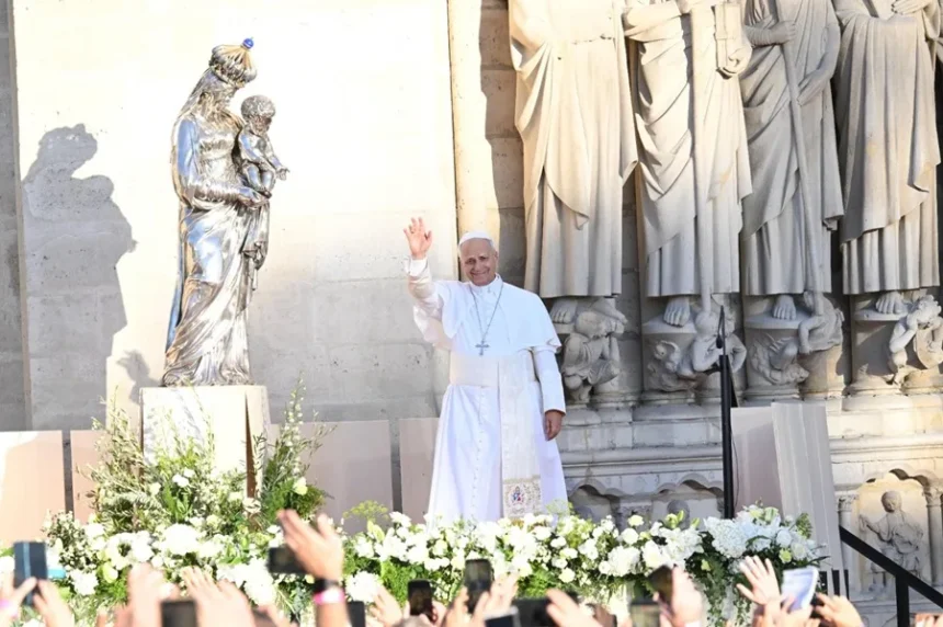 El papa León XIV anima a 80.000 jóvenes en Francia ante las incertidumbres de su generación
