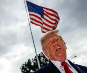 Trump insinúa que sustituirá la sala de prensa de la Casa Blanca por una piscina