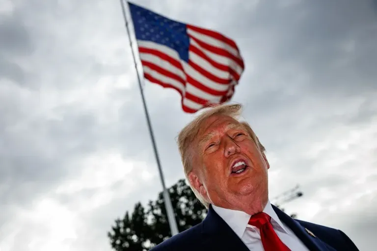 Trump insinúa que sustituirá la sala de prensa de la Casa Blanca por una piscina
