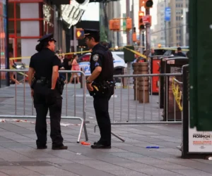 Policía de Nueva York hiere a tiros a mujer acusada de apuñalar a dos personas en Times Square