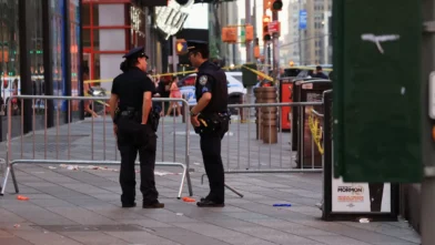 Policía de Nueva York hiere a tiros a mujer acusada de apuñalar a dos personas en Times Square