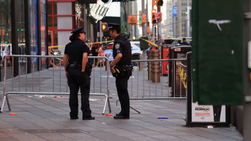 Policía de Nueva York hiere a tiros a mujer acusada de apuñalar a dos personas en Times Square
