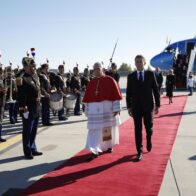 León XIV aterriza en París para su visita de cuatro días a Francia