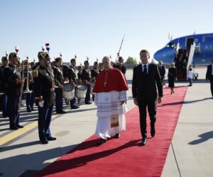 León XIV aterriza en París para su visita de cuatro días a Francia
