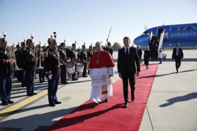 León XIV aterriza en París para su visita de cuatro días a Francia