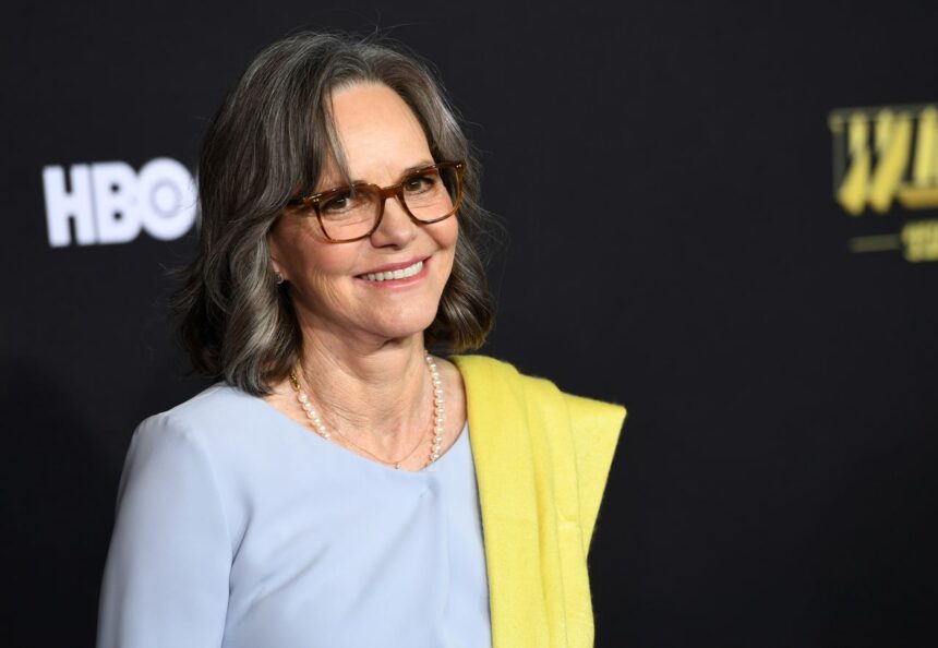Sally Field logra un hito como la más longeva en ganar Emmy a mejor actriz en una película