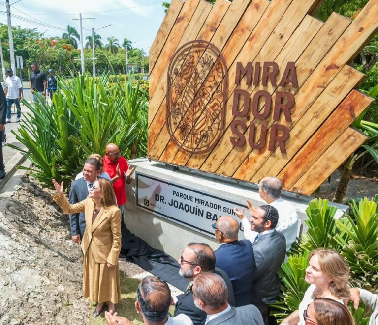 Carolina Mejía oficializa con una tarja el nombre Parque Mirador Sur Dr. Joaquín Balaguer