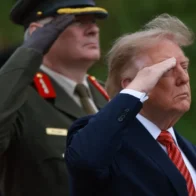 Trump dice que precios del gasóleo se «desplomarán» si Reino Unido abre el mar del Norte Dublín.– El presidente de Estados Unidos, Donald Trump, afirmó este sábado que los precios del gasóleo para calefacción podrían «desplomarse» si el Reino Unido permite ampliar la exploración y extracción de petróleo y gas en el mar del Norte. Trump hizo la declaración durante su visita a Irlanda, luego de reunirse con la presidenta irlandesa, Catherine Connolly, y en respuesta a una pregunta sobre el aumento del costo del gasóleo para calefacción en el país. De acuerdo con el mandatario estadounidense, los precios del combustible han aumentado de manera significativa desde el inicio de la guerra entre Estados Unidos e Irán. Trump pide explotar el mar del Norte El presidente estadounidense ha insistido en varias ocasiones en que Reino Unido debe aprovechar sus reservas de petróleo y gas en el mar del Norte para contribuir a reducir los efectos de la crisis energética provocada por el conflicto en Oriente Medio y las dificultades en el estrecho de Ormuz. «Si el Reino Unido abre el mar del Norte, vuestros precios se desplomarán», afirmó Trump durante sus declaraciones en Dublín. El mandatario calificó el mar del Norte como una de las zonas de mayor valor energético y sostuvo que una mayor producción permitiría reducir considerablemente los precios. Reino Unido evalúa nuevos proyectos La presión de Trump coincide con los planes del Gobierno británico para autorizar nuevos proyectos de exploración de hidrocarburos. Está previsto que el primer ministro británico, Andy Burnham, dé luz verde la próxima semana al proyecto gasístico Jackdaw, ubicado cerca de Aberdeen, en Escocia. La iniciativa marcaría un cambio en la política energética de los laboristas, que al llegar al poder en julio de 2024 habían mantenido congelados nuevos proyectos de hidrocarburos. El precio del petróleo sigue elevado Mientras aumenta la tensión en Oriente Medio, el precio del petróleo continúa en niveles elevados. El barril de Brent, crudo de referencia en Europa y producido en el mar del Norte, cerró este viernes en 104,61 dólares, aunque durante la semana llegó a superar los 109 dólares, su nivel más alto desde mediados de mayo. El incremento se produce en medio de la escalada del conflicto en Oriente Medio y las dificultades que afectan el transporte de petróleo a través del estrecho de Ormuz.