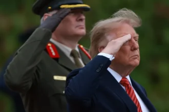 Trump dice que precios del gasóleo se «desplomarán» si Reino Unido abre el mar del Norte Dublín.– El presidente de Estados Unidos, Donald Trump, afirmó este sábado que los precios del gasóleo para calefacción podrían «desplomarse» si el Reino Unido permite ampliar la exploración y extracción de petróleo y gas en el mar del Norte. Trump hizo la declaración durante su visita a Irlanda, luego de reunirse con la presidenta irlandesa, Catherine Connolly, y en respuesta a una pregunta sobre el aumento del costo del gasóleo para calefacción en el país. De acuerdo con el mandatario estadounidense, los precios del combustible han aumentado de manera significativa desde el inicio de la guerra entre Estados Unidos e Irán. Trump pide explotar el mar del Norte El presidente estadounidense ha insistido en varias ocasiones en que Reino Unido debe aprovechar sus reservas de petróleo y gas en el mar del Norte para contribuir a reducir los efectos de la crisis energética provocada por el conflicto en Oriente Medio y las dificultades en el estrecho de Ormuz. «Si el Reino Unido abre el mar del Norte, vuestros precios se desplomarán», afirmó Trump durante sus declaraciones en Dublín. El mandatario calificó el mar del Norte como una de las zonas de mayor valor energético y sostuvo que una mayor producción permitiría reducir considerablemente los precios. Reino Unido evalúa nuevos proyectos La presión de Trump coincide con los planes del Gobierno británico para autorizar nuevos proyectos de exploración de hidrocarburos. Está previsto que el primer ministro británico, Andy Burnham, dé luz verde la próxima semana al proyecto gasístico Jackdaw, ubicado cerca de Aberdeen, en Escocia. La iniciativa marcaría un cambio en la política energética de los laboristas, que al llegar al poder en julio de 2024 habían mantenido congelados nuevos proyectos de hidrocarburos. El precio del petróleo sigue elevado Mientras aumenta la tensión en Oriente Medio, el precio del petróleo continúa en niveles elevados. El barril de Brent, crudo de referencia en Europa y producido en el mar del Norte, cerró este viernes en 104,61 dólares, aunque durante la semana llegó a superar los 109 dólares, su nivel más alto desde mediados de mayo. El incremento se produce en medio de la escalada del conflicto en Oriente Medio y las dificultades que afectan el transporte de petróleo a través del estrecho de Ormuz.