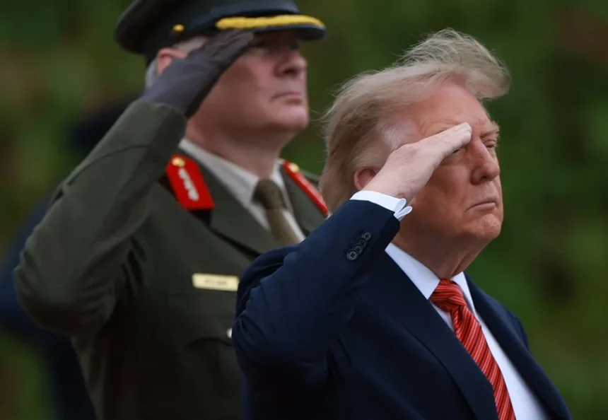 Trump dice que precios del gasóleo se «desplomarán» si Reino Unido abre el mar del Norte Dublín.– El presidente de Estados Unidos, Donald Trump, afirmó este sábado que los precios del gasóleo para calefacción podrían «desplomarse» si el Reino Unido permite ampliar la exploración y extracción de petróleo y gas en el mar del Norte. Trump hizo la declaración durante su visita a Irlanda, luego de reunirse con la presidenta irlandesa, Catherine Connolly, y en respuesta a una pregunta sobre el aumento del costo del gasóleo para calefacción en el país. De acuerdo con el mandatario estadounidense, los precios del combustible han aumentado de manera significativa desde el inicio de la guerra entre Estados Unidos e Irán. Trump pide explotar el mar del Norte El presidente estadounidense ha insistido en varias ocasiones en que Reino Unido debe aprovechar sus reservas de petróleo y gas en el mar del Norte para contribuir a reducir los efectos de la crisis energética provocada por el conflicto en Oriente Medio y las dificultades en el estrecho de Ormuz. «Si el Reino Unido abre el mar del Norte, vuestros precios se desplomarán», afirmó Trump durante sus declaraciones en Dublín. El mandatario calificó el mar del Norte como una de las zonas de mayor valor energético y sostuvo que una mayor producción permitiría reducir considerablemente los precios. Reino Unido evalúa nuevos proyectos La presión de Trump coincide con los planes del Gobierno británico para autorizar nuevos proyectos de exploración de hidrocarburos. Está previsto que el primer ministro británico, Andy Burnham, dé luz verde la próxima semana al proyecto gasístico Jackdaw, ubicado cerca de Aberdeen, en Escocia. La iniciativa marcaría un cambio en la política energética de los laboristas, que al llegar al poder en julio de 2024 habían mantenido congelados nuevos proyectos de hidrocarburos. El precio del petróleo sigue elevado Mientras aumenta la tensión en Oriente Medio, el precio del petróleo continúa en niveles elevados. El barril de Brent, crudo de referencia en Europa y producido en el mar del Norte, cerró este viernes en 104,61 dólares, aunque durante la semana llegó a superar los 109 dólares, su nivel más alto desde mediados de mayo. El incremento se produce en medio de la escalada del conflicto en Oriente Medio y las dificultades que afectan el transporte de petróleo a través del estrecho de Ormuz.