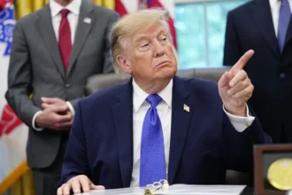 Gobierno de Trump elimina normas que protegían a alumnos LGTBI de discriminación