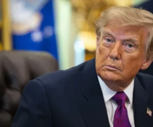 Trump desvela un uniforme de la Fuerza Espacial y las redes lo comparan con un traje nazi