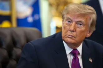Trump acusa al Supremo de que sus decisiones "erróneas" han costado "billones" a EEUU