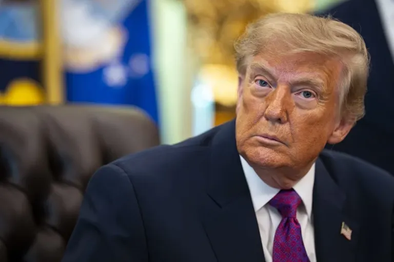 Trump desvela un uniforme de la Fuerza Espacial y las redes lo comparan con un traje nazi